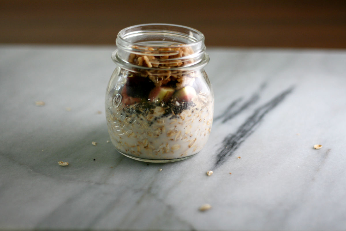 Easy, ready-to-eat, nutritious overnight oats with walnuts, cinnamon, fit and maple syrup